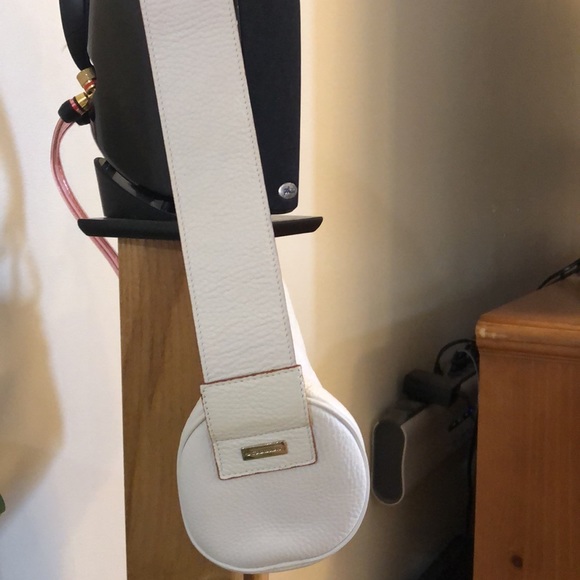 Burberry White Leather Barrel Bag - Picture 6 of 10